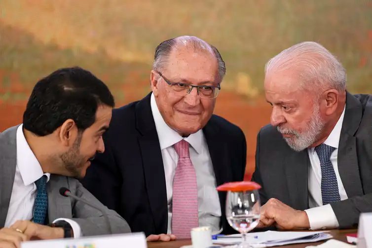 Brasília (DF), 25/10/2024 - O advogado-geral da União, Jorge Messias, o vice-presidente Geraldo Alckmin e o presidente Luiz Inácio Lula da Silva participam de cerimônia de assinatura do novo acordo de repactuação da reparação dos danos da tragédia de Mariana (MG). Foto: Marcelo Camargo/Agência Brasil