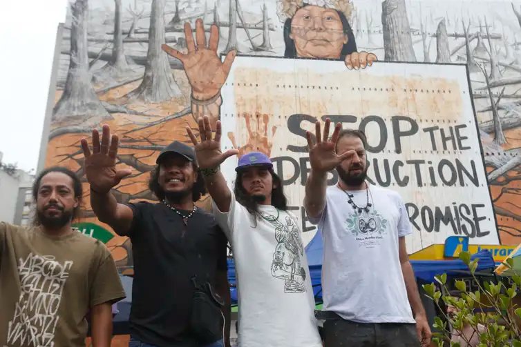 São Paulo (SP), 23/10/2024 - artivista Mundano entrega  mega-mural de 1.440 metros quadrados – um dos maiores da América Latina, no supermercado Pão deAçucar. Produzida com tintas feitas a partir de materiais resultantes de recentes crimes ambientais no país, a imagem é uma denúncia e uma forte cobrança daqueles que lucram com a destruição ambiental  Foto: Paulo Pinto/Agência Brasil