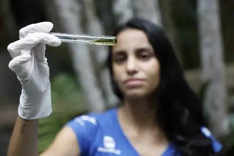 Cachoeiras de Macacu (RJ) 25/11/2024 – A educadora ambiental do Projeto Guapiaçu Ríllary Lemos demonstra a análise de água no Parque Estadual dos Três Picos, parte do trabalho de monitoramento da Mata Atlântica. Foto: Fernando Frazão/Agência Brasil