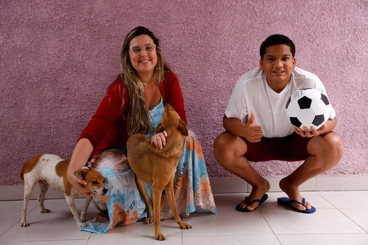 Tânia Rêgo/Agência Brasil Rio de Janeiro (RJ), 25/10/2024 - Bruna Campos e seu filho Thalyson Barbosa, adotado aos 13 anos, em sua casa em Campo Grande, zona oeste da cidade. Foto: Tânia Rêgo/Agência Brasil