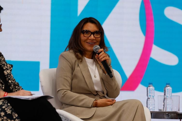 Rio de Janeiro, 14/11/24 - A sociologa e primeira dama, Janja Lula da Silva, fala no G20 Talks. Painel de abertura: Aliança Global Contra a Fome e a Pobreza, no Espaço Cria do G20 Social, na região portuária do Rio. Foto: Tania Rego/Agência Brasil