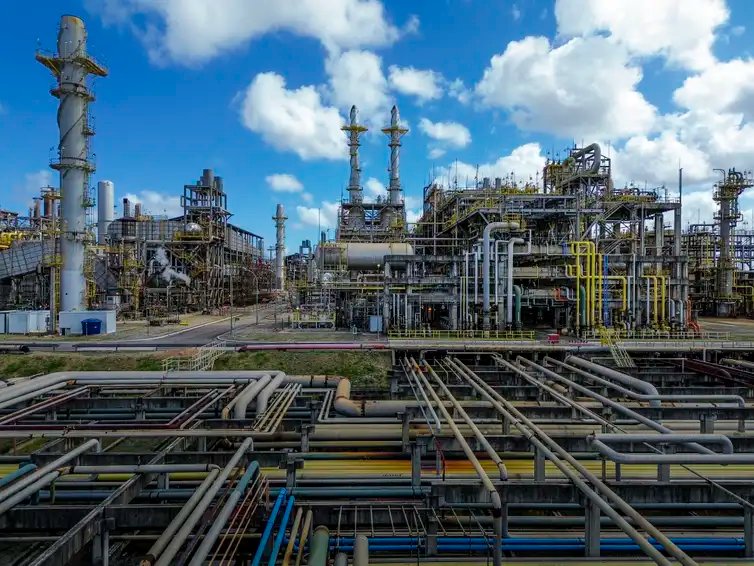 Ipojuca (PE) 01/11/2024 – As unidades de hidrotratametno de diesel e de geração de hidrogênio da Refinaria Abreu e Lima (RNEST), da Petrobras, trabalham para reduzir os teores de enxofre e componentes instáveis no combustível. O Trem 1 da RNEST vai passar por 