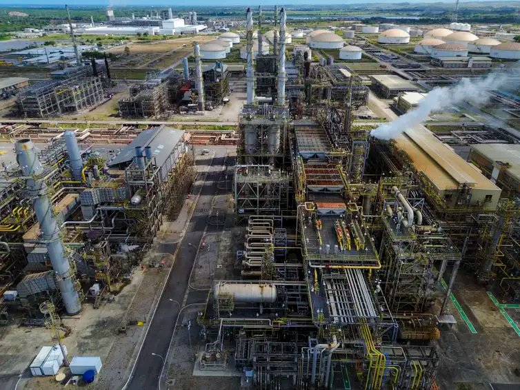 Ipojuca (PE) 01/11/2024 – As unidades de hidrotratametno de diesel e de geração de hidrogênio da Refinaria Abreu e Lima (RNEST), da Petrobras, trabalham para reduzir os teores de enxofre e componentes instáveis no combustível. O Trem 1 da RNEST vai passar por 