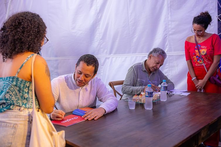 Escritor Itamar Vieira Junior participou da  9ª Festa Literária Internacional de Maricá (Flim)