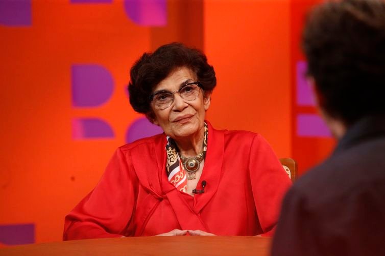 São Paulo (SP), 16/10/2024 - Marilena Chauí, escritora e filósofa brasileira,  professora emérita de História da Filosofia Moderna na Faculdade de Filosofia, Letras e Ciências Humanas da Universidade de São Paulo, durante entrevista com Leandro Demori, no programa DRcomDemori naTV Brasil.  Foto: Paulo Pinto/Agência Brasil