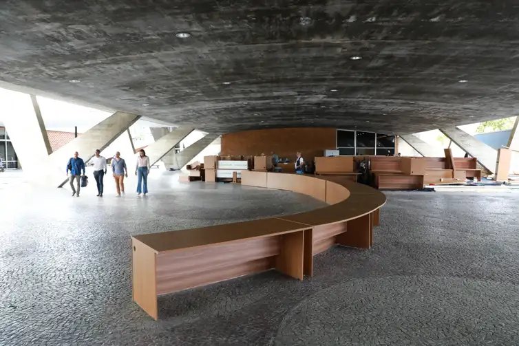 Marcos de Paula/ Prefeitura do Rio 22/11/2024 Rio de Janeiro – A mesa usada pelos chefes de estado e líderes das maiores economias do mundo na plenária da Cúpula do G20 foi doada para 12 escolas municipais do Rio de Janeiro. Fotos: Marcos de Paula/ Prefeitura do Rio