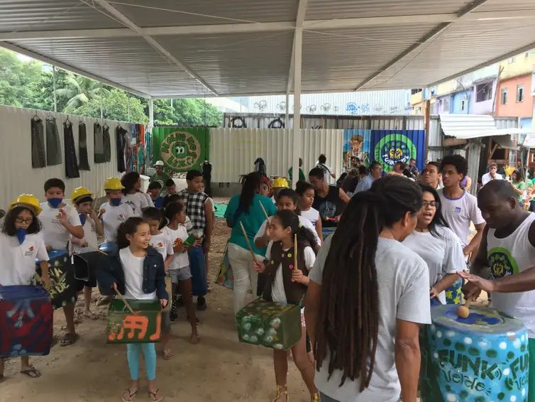 Divulgação/Secretaria de Estado do Ambiente Jovens da Rocinha participam do 1º Mutirão de Plantio De Olho no Lixo