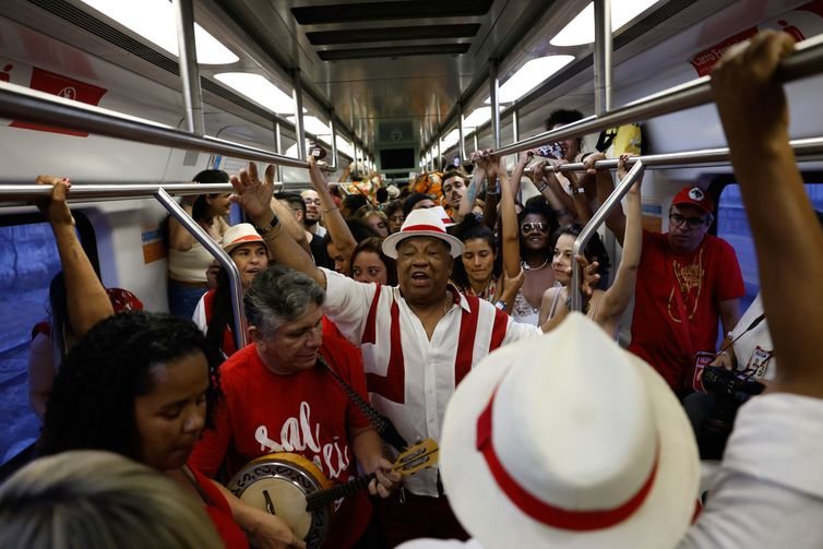 Rio de Janeiro (RJ) 07/12/2024 - O Trem do Samba, que celebra o Dia Nacional do Samba (2 de dezembro), carrega músicos animando o público nos vagões da estação Central do Brasil até Owasldo Cruz, subúrbio da Zona Norte. Foto: Fernando Frazão/Agência Brasil