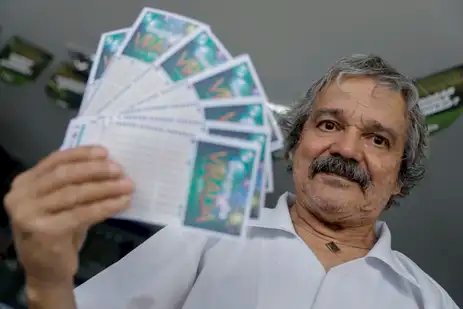 Brasília (DF) 28/12/2024 – Jogo da mega sena da virada com estimativa de 600 milhões de reais, Enock José Alves Góes 70 , disse que `compraria um time de futebol em sua terra natal`
Foto: Joédson Alves/Agência Brasil