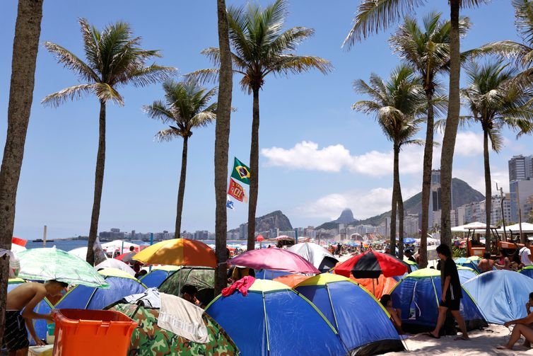 Tânia Rêgo/Agência Brasil Rio de Janeiro(RJ), 31/12/2024 - Pessoas acampam na praia de Copacabana no último dia do ano. Foto: Tânia Rêgo/Agência Brasil
