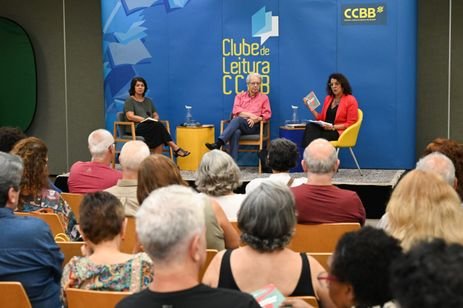 Rio de Janeiro (RJ), 12/12/2024 - Suzana Vargas (vermelho) conduz Clube do Livro do CCBB-RJ com Frei Betto. Foto: Alexandre Brum/Clube do Livro CCBB-RJ