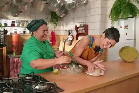 Rio de Janeiro (RJ), 12/12/2024 - Bela Gil e Regina Tchelly no programa Xodó de Cozinha, da TV Brasil. Frame: TV Brasil/Divulgação