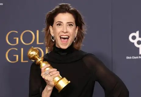 REUTERS/Mario Anzuoni/Proibida reprodução Fernanda Torres poses with the award for Best Performance by an Actress in a Motion Picture — Drama for