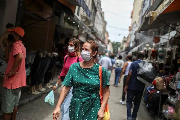Lojas no comércio popular da Saara
