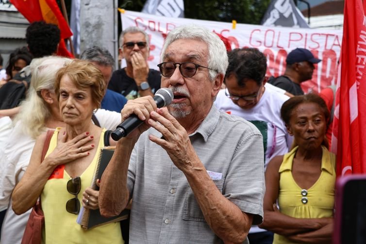 Rio de Janeiro (RJ), 11/01/2025 – O jornalista, ex-preso politico, Álvaro Caldas, durante ato que pede o tombamento do quartel da Polícia do Exército, na Tijuca, usado para tortura e morte durante a ditadura militar. Foto: Tomaz Silva/Agência Brasil
