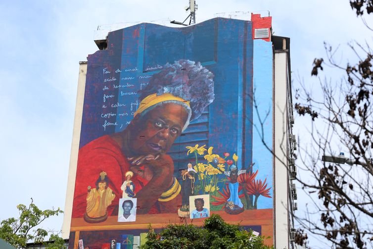 Tomaz Silva/Agência Brasil Rio de Janeiro (RJ), 24/01/2025 – A escritora Conceição Evaristo é homenageada com mural com sua imagem na zona portuária do Rio de Janeiro que preserva diversos elementos da chegada dos africanos escravizados e da cultura produzida por eles no Brasil. Foto: Tomaz Silva/Agência Brasil