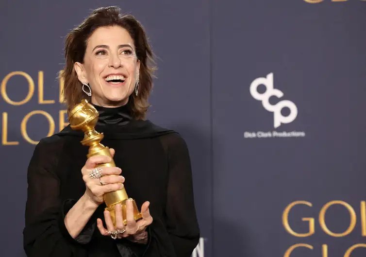 REUTERS/Mario Anzuoni/Proibida reprodução Fernanda Torres poses with the award for Best Performance by an Actress in a Motion Picture — Drama for