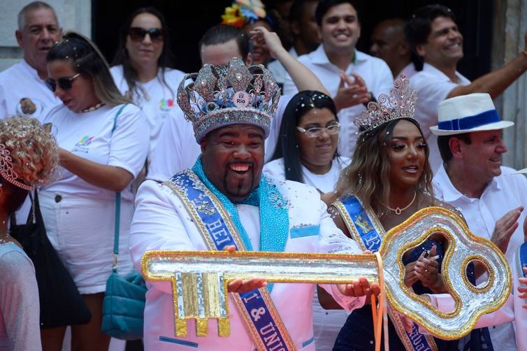 Rio de Janeiro (RJ), 17/02/2023 – O Rei Momo, Djferson Mendes da Silva recebe as chaves da cidade das mãos do prefeito, Eduardo Paes, no Palácio da Cidade. Foto Tomaz Silva/Agência Brasil