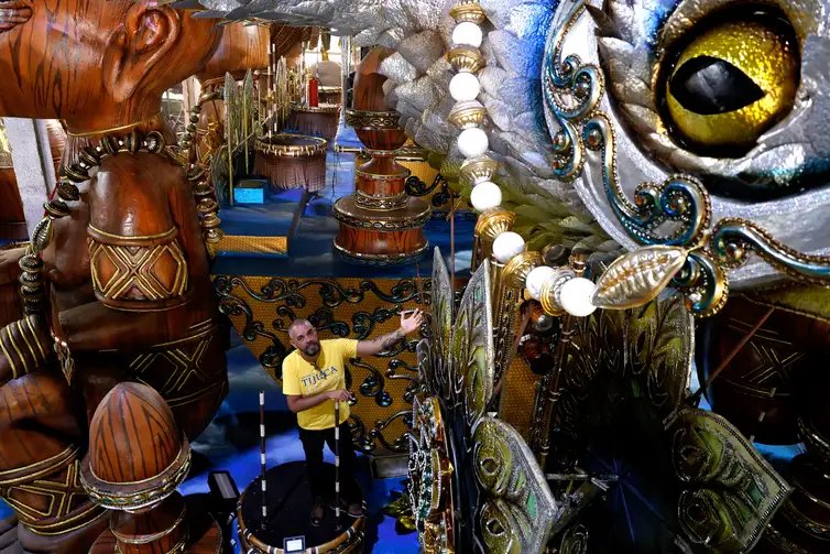 Tânia Rêgo/Agência Brasil Rio de Janeiro (RJ), 28/01/2025 - O carnavalesco Edson Pereira, posa em um dos carros alegóricos da agremiação, no barracão da Escola de Samba Unidos da Tijuca, na Cidade do Samba, zona portuária. Foto: Tânia Rêgo/Agência Brasil