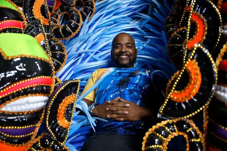 Tânia Rêgo/Agência Brasil Rio de Janeiro (RJ), 28/01/2024 - Junior Bandeira, responsável pela confecção das fantasias da agremiação, no barracão da Escola de Samba Unidos da Tijuca, na Cidade do Samba, zona portuária. Foto: Tânia Rêgo/Agência Brasil