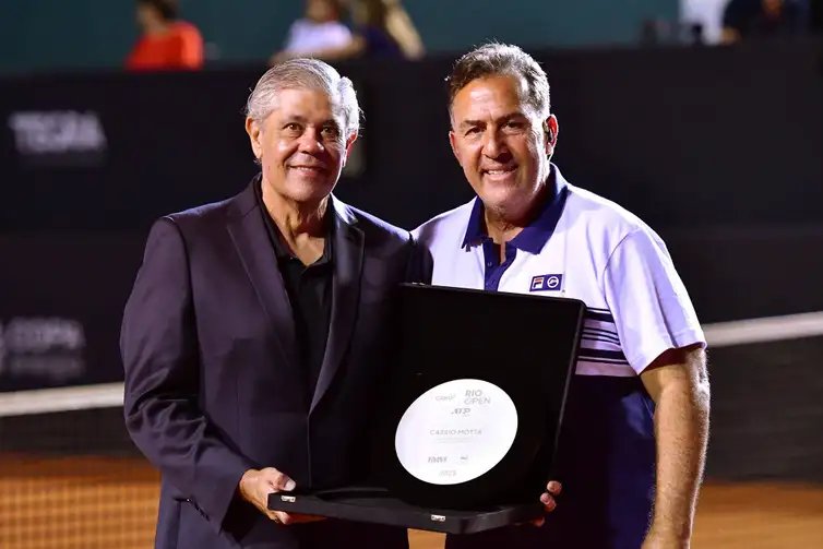 JPIRES/Rio Open/Direitos Reservados Tenista brasileiro Cássio Motta é homenageado durante o Rio Open 2025 - do lado direito está Ricardo Acioly, diretor de Relações do Rio Open
