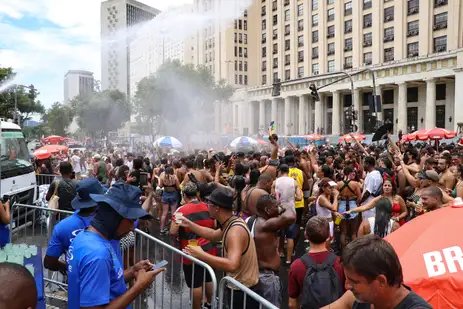 Tomaz Silva/Agência Brasil Rio de Janeiro (RJ), 01/02/2025 – O Bloco Carrossel de emoções abre os desfiles de carnaval dos megablocos no centro do Rio de Janeiro. Foto: Tomaz Silva/Agência Brasil