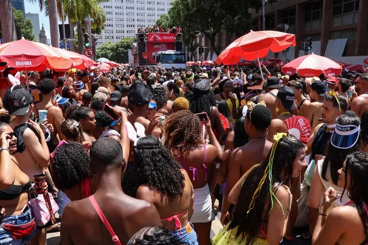 Tomaz Silva/Agência Brasil Rio de Janeiro (RJ), 22/02/2025 – Bloco da favorita anima o pré-carnaval no centro do Rio de Janeiro. Foto: Tomaz Silva/Agência Brasil