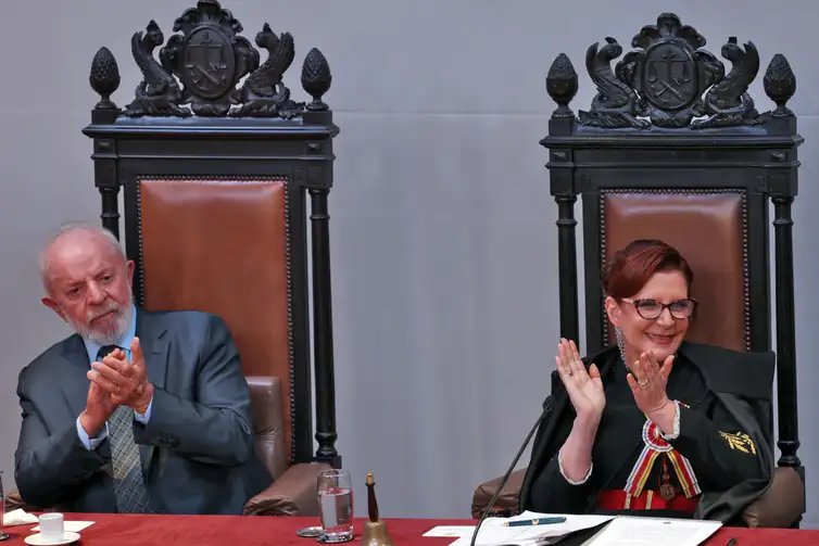 José Cruz/Agência Brasil Brasília (DF), 12/03/2025 - Presidente da República Luiz Inácio Lula da Silva participa da solenidade de posse da ministra Maria Elizabeth Guimarães Teixeira Rocha no cargo de Presidente do Superior Tribunal Militar. Foto: José Cruz/Agência Brasil