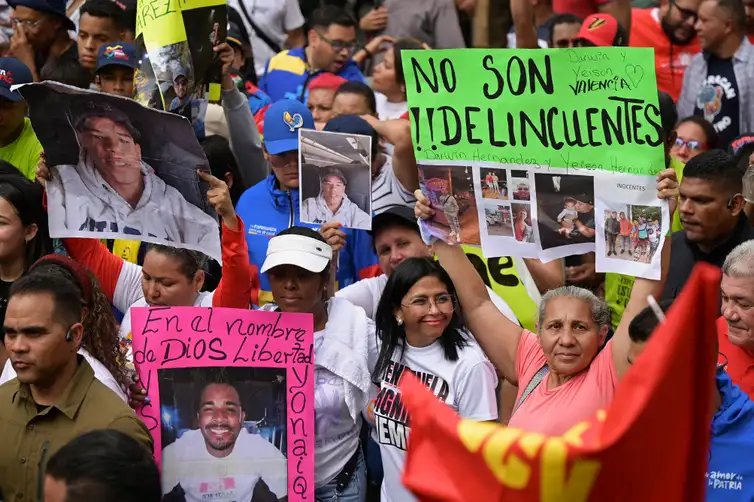 Venezuela's Vice-President and Oil Minister Delcy Rodriguez marches with Family members of Venezuelans deported from the U.S. to El Salvador to be imprisoned in the Terrorism Confinement Center (CECOT) prison, during a pro-government rally to demand their release, in Caracas, Venezuela March 18, 2025. Reuters/Gaby Oraa/Proibida reprodução
