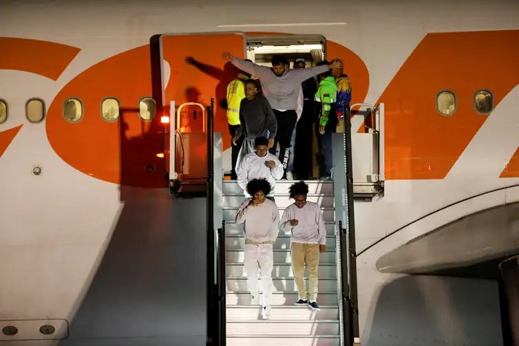 Venezuelan migrants arrive on a flight after being deported from the United States, in Caracas, Venezuela, March 24, 2025. Reuters/Leonardo Fernandez Viloria/Proibida reprodução