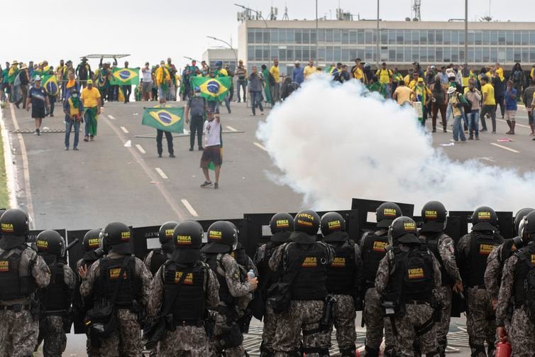 Joedson Alves/Agencia Brasil Brasília (DF), 08/01/2023 - Golpistas invadem prédios públicos na praça dos Três Poderes. Na foto, vândalos entram em conflito com policiais da Força Nacional entre os prédios do Congresso Nacional e Palácio do Planalto.