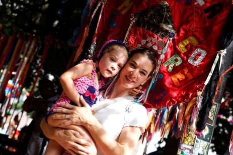 Tânia Rêgo/Agência Brasil Rio de Janeiro (RJ), 04/03/2025 - Manuela Lampert e sua filha, Serena, brincam no Bloco Bagunça Meu Coreto, na Praça São Salvador, em Laranjeiras, zona sul da cidade. Foto: Tânia Rêgo/Agência Brasil