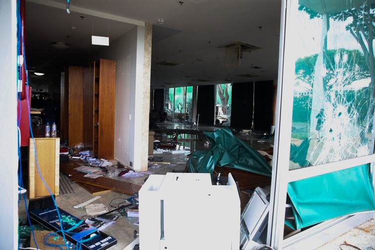 Valter Campanato/Agência Brasil Palácio do Supremo Tribunal Federal e destruído, após atos terroristas no ultimo domingo