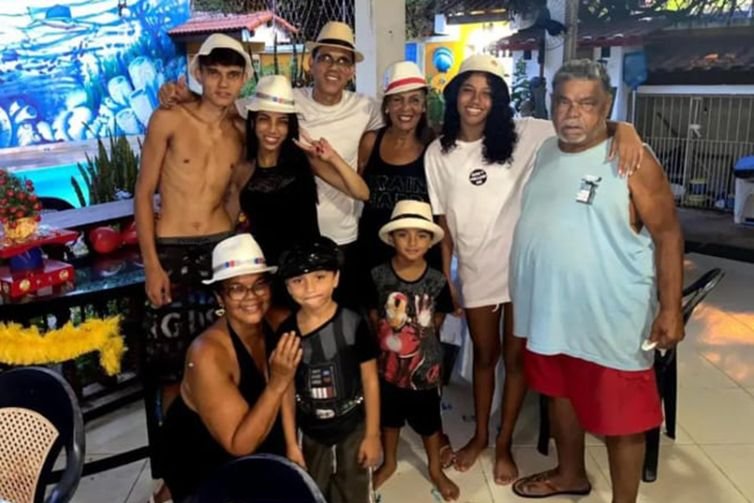 Luiz Cláudio da Silva Ribeiro/Arquivo pessoal Rio de Janeiro (RJ) 07/03/2025 - Carnavalesco Laíla (direita) com sua família. Foto: Luiz Cláudio da Silva Ribeiro/Arquivo pessoal