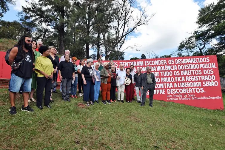 São Paulo (SP) 24/03/2025 - Ministra dos Direitos Humanos e Cidadania, Macaé Evaristo, participa da cerimônia de pedido de desculpas do governo quanto a negligência da União dos condução dos trabalhos de identificação dos remanescentes ósseos na Vala Clandestina de Perus, no cemitério Dom Bosco. Foto: Paulo Pinto/Agencia Brasil