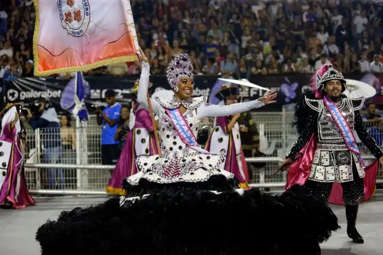 Paulo Pinto/Agência Brasil São Paulo (SP), 09/03/2025 - Carnaval 2025 - Sambódromo do Anhembi, desfile das Campeãs do carnaval de São Paulo. Escola de Samba Rosas de Ouro. Foto: Paulo Pinto/Agência Brasil