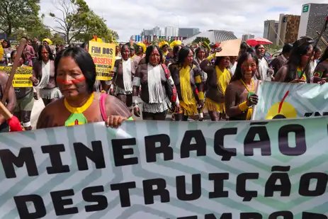 Fabio Rodrigues-Pozzebom/ Agência Brasil Brasília (DF) 08/04/2025 Indígenas de várias etnias participantes do Acampamento Terra Livre (ATL), fazem marcha no Eixo Monumental de Brasília Foto: Fabio Rodrigues-Pozzebom/ Agência Brasil