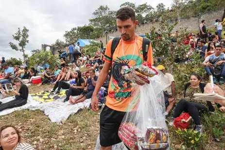 Antonio Cruz/Agência Brasil Brasília (DF), 18/04/2025.- Matheus Souza, fala com a reportagem da Agência Brasil, antes da cerimonia da Via sacra do Morro da Capelinha.
Foto: Antonio Cruz/Agência Brasil