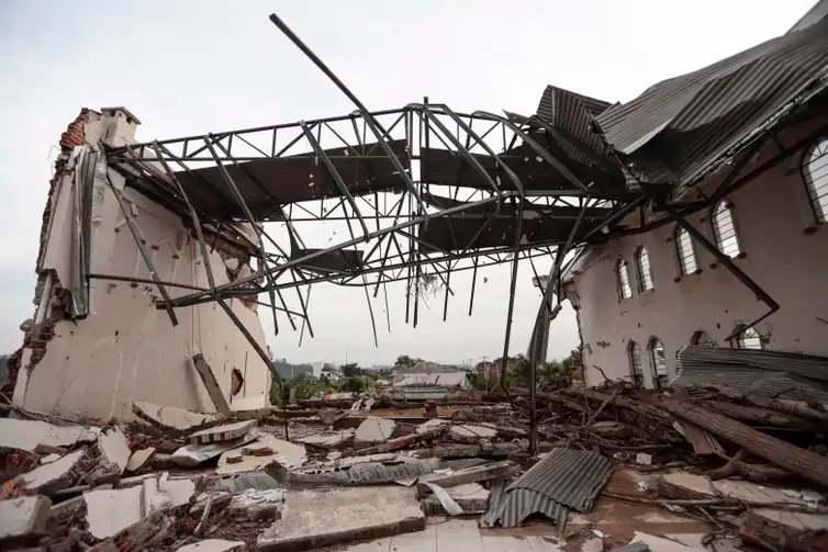 Arroio do meio (RS), 29/04/2025 - Igreja evangelica destruida no bairro de navegantes, próximo ao rio Taquari, onde as residências foram totalmente destruídas pela última enchente.
A um ano o estado foi atingido por temporais que afetou mais de 400 municípios gaúchos, tiveram bairros inteiros alagados. A maior tragédia climática da história, deixou pelo menos 147 mortos e afetou mais de 2,1 milhões de pessoas.
Foto: Joédson Alves/Agência Brasil