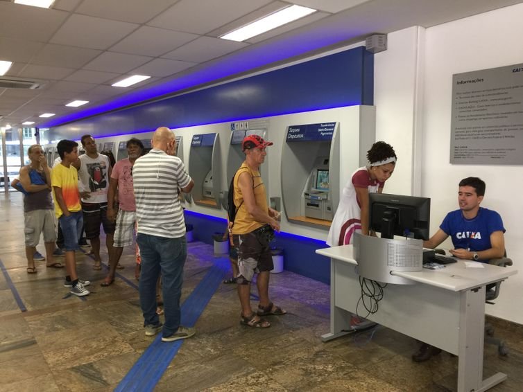 Cristina Indio do Brasil/Arquivo/Agência Brasil Muita gente uso ou caixa eletrônico para sacar o dinheiro das contas inativas do FGTS