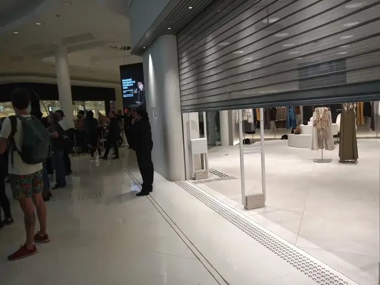 Higienópolis (SP), 23/04/2025 - Alunos de escola particular de SP fazem protesto no Shopping Pátio Higienópolis contra abordagem racista de segurança do local. Foto: Letycia Bond/Agência Brasil