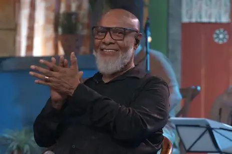 Rio de Janeiro (RJ) 25/04/2025 - Samba na Gamboa, da TV Brasil, homenageia Monarco com especial. Apresentadora Teresa Cristina recebe o cantor e compositor Mauro Diniz, filho do bamba. Frame TV Brasil