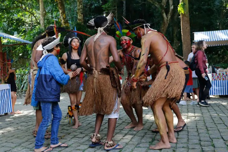 Rio de Janeiro (RJ), 12/08/2023 - Dia Internacional dos Povos Indígenas é celebrado com feira de artesanato no Parque Lage. Foto: Fernando Frazão/Agência Brasil
