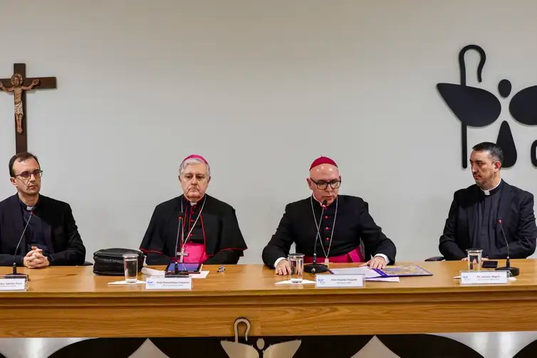 Brasília, (DF) 21/04/2025 - Coletiva da Conferência Nacional dos Bispos do Brasil (CNBB) sobre a morte do Papa Francisco. Mesa: Conselheiro da Nunciatura, monsenhor Gabriele Pesce, núncio apostólico no Brasil, dom Giambatistta Diquattro, bispo auxiliar de Brasília e secretário-geral da CNBB, dom Ricardo Hoepers e o subsecretário adjunto-geral da CNBB, padre Leandro Megeto. 
Foto: Fabio Rodrigues-Pozzebom/ Agência Brasil