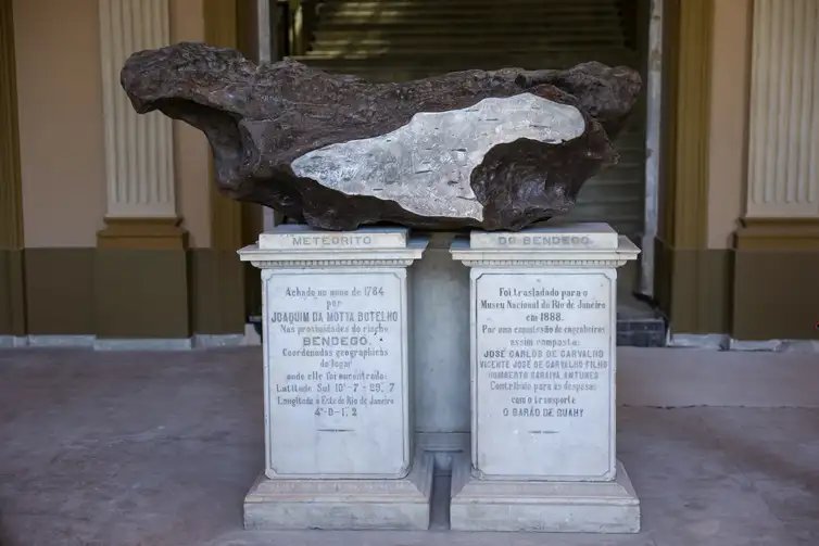 Rio de Janeiro (RJ), 02/04/2025 –O meteorito Bendegó, na entrada do prédio do Museu Nacional, na Quinta da Boa Vista, que passa por processo de reconstrução após incêndio ocorrido em 2018. Foto: Tomaz Silva/Agência Brasil