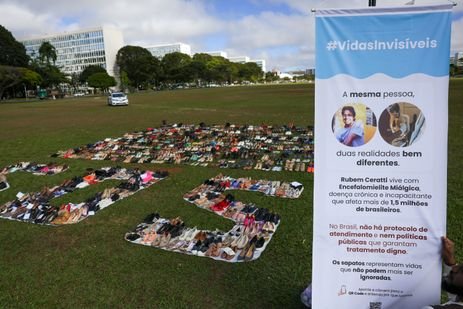 Brasília (DF) 13/05/2025 - Ato na Esplanada do ministérios dispõe vários pares de sapatos de pessoas acomeditas pela Encefalomielite Miálgica, uma condição crônica, grave e incapacitante, ainda sem protocolo de atendimento no Brasil. Foto: Fabio Rodrigues-Pozzebom/ Agência Brasil