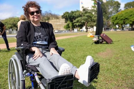 Brasília (DF) 13/05/2025 - Ato na Esplanada do ministérios dispõe vários pares de sapatos de pessoas acomeditas pela Encefalomielite Miálgica, uma condição crônica, grave e incapacitante, ainda sem protocolo de atendimento no Brasil. Priscila Falcão fala com a Agência Brasil Foto: Fabio Rodrigues-Pozzebom/ Agência Brasil