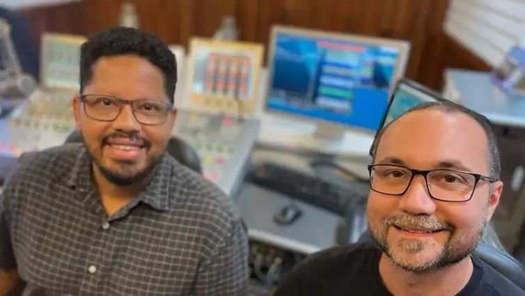 São Paulo (SP), 26/03/2025 - Victor Ribeiro e Guilherme Strozi, apresentadores do programa Tarde Nacional SP, que farão entrevista de bandas do festival Lollapalooza. Foto: Rádio Nacional/Divulgação