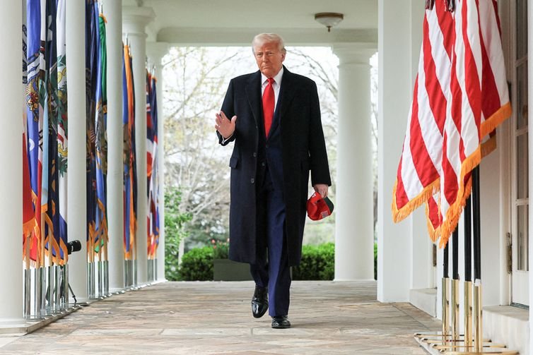 REUTERS/Leah Millis /Proibida reprodução U.S. President Donald Trump gestures, ahead of delivering remarks on tariffs, in the Rose Garden at the White House in Washington, D.C., U.S., April 2, 2025. REUTERS/Leah Millis TPX IMAGES OF THE DAY