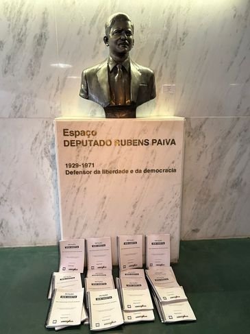 Divulgação/Coalizão Pacto pela Democracia Parlamentares fazem ato contra PL da Anistia em frente ao busto de Rubens Paiva.